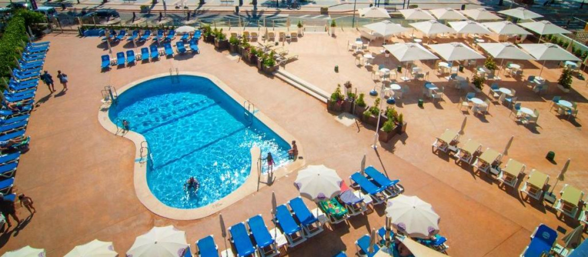 Vista de la piscina del hotel Trinimar de Benicasim, donde ha muerto un menor de 16 años