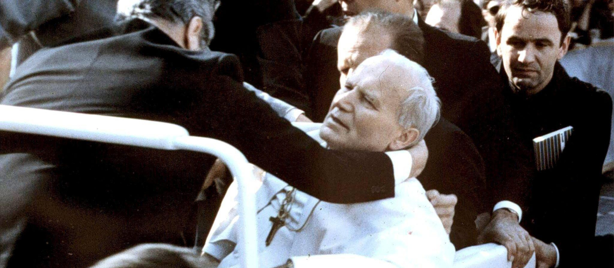 Fotografía tomada el 13 de mayo de 1981 que muestra a Juan Pablo II cayendo tras tras ser alcanzado por los disparos