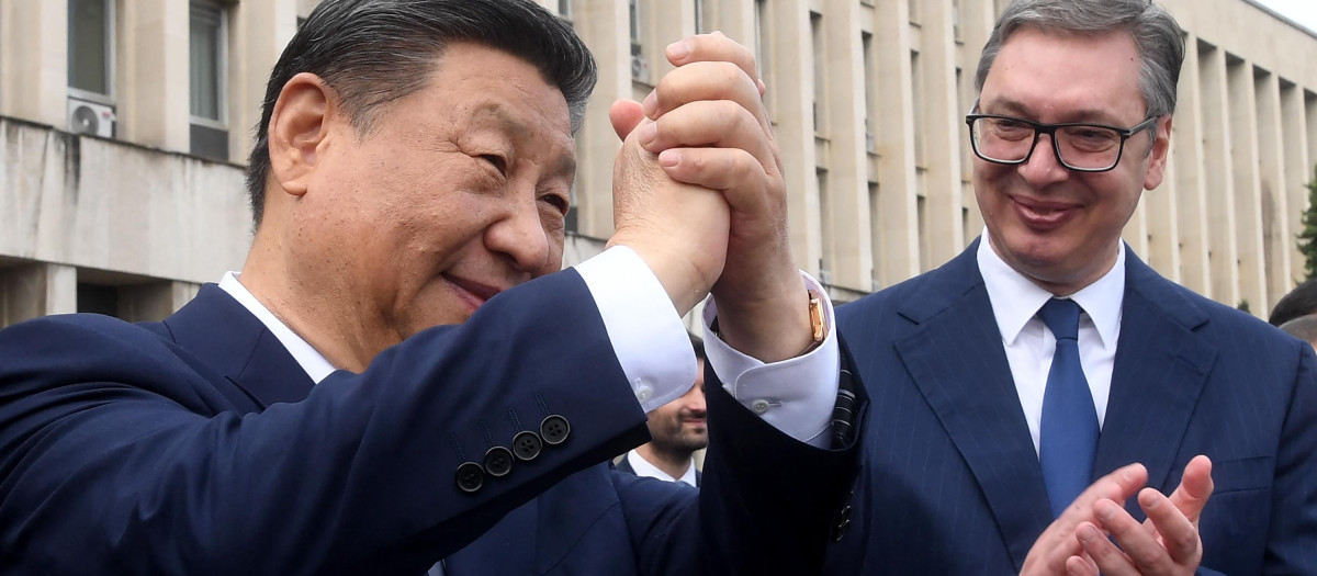 El presidente chino Xi Jinping, acompañado por el presidente serbio Aleksandar Vucic,