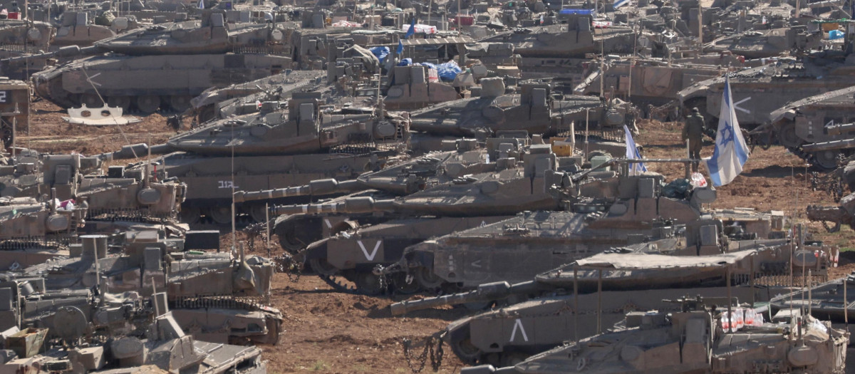 Soldados israelíes con vehículos militares agrupados en una posición no revelada cerca de la valla fronteriza con la Franja de Gaza, en el sur de Israel