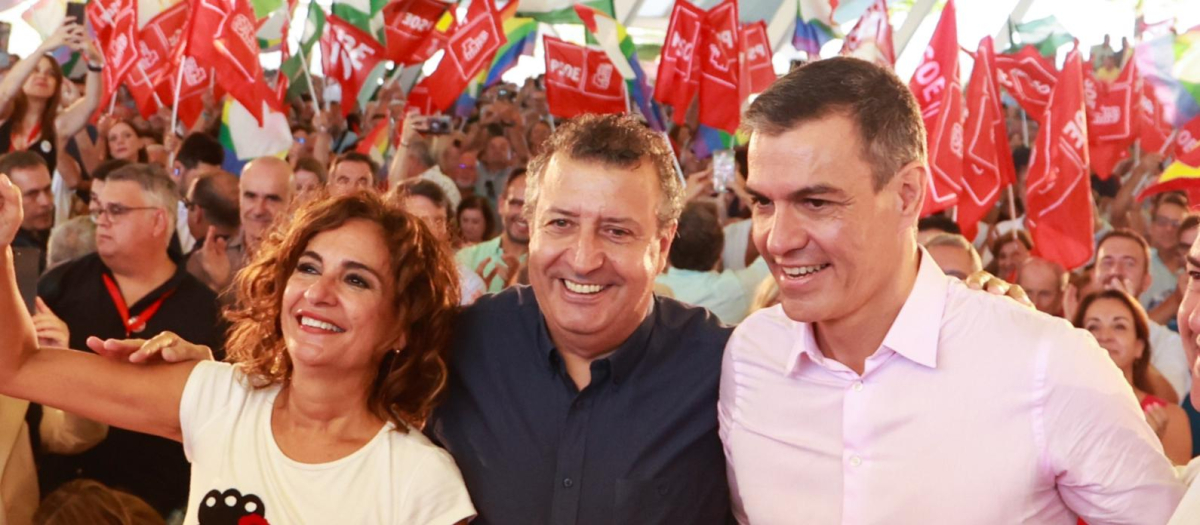 El presidente del Gobierno de España y secretario general del PSOE, Pedro Sánchez, durante la participación en un acto público en La Rinconada, a 30 de septiembre de 2023, en Sevilla (Andalucía, España). El secretario general del PSOE y presidente del Gobierno en funciones, Pedro Sánchez, ha participado en un acto público en el que también intervienen la vicesecretaria general del PSOE, María Jesús Montero, y el secretario general del PSOE-A, Juan Espadas.
Rocío Ruz / Europa Press
(Foto de ARCHIVO)
30/9/2023