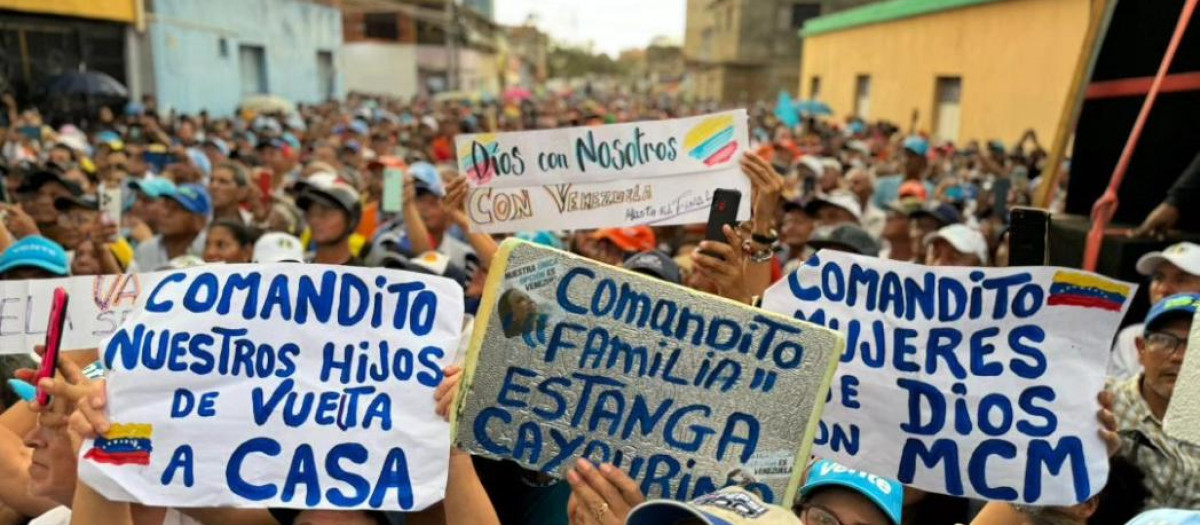 Venezolanos con pancartas de los diferentes comanditos de campaña de la oposición