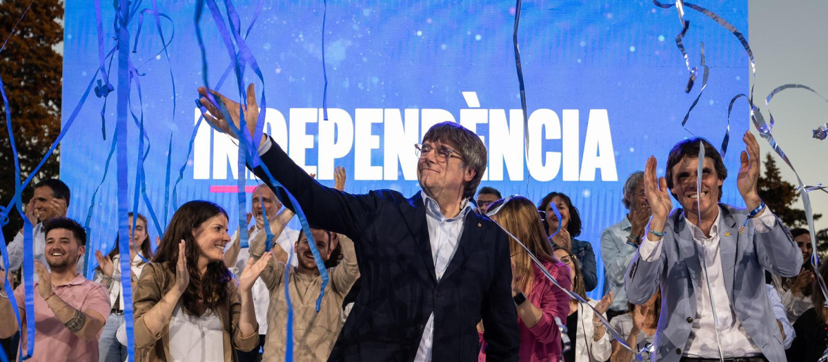 El fugado Carles Puigdemont durante el mitin final de campaña de Junts en Elna (Francia)