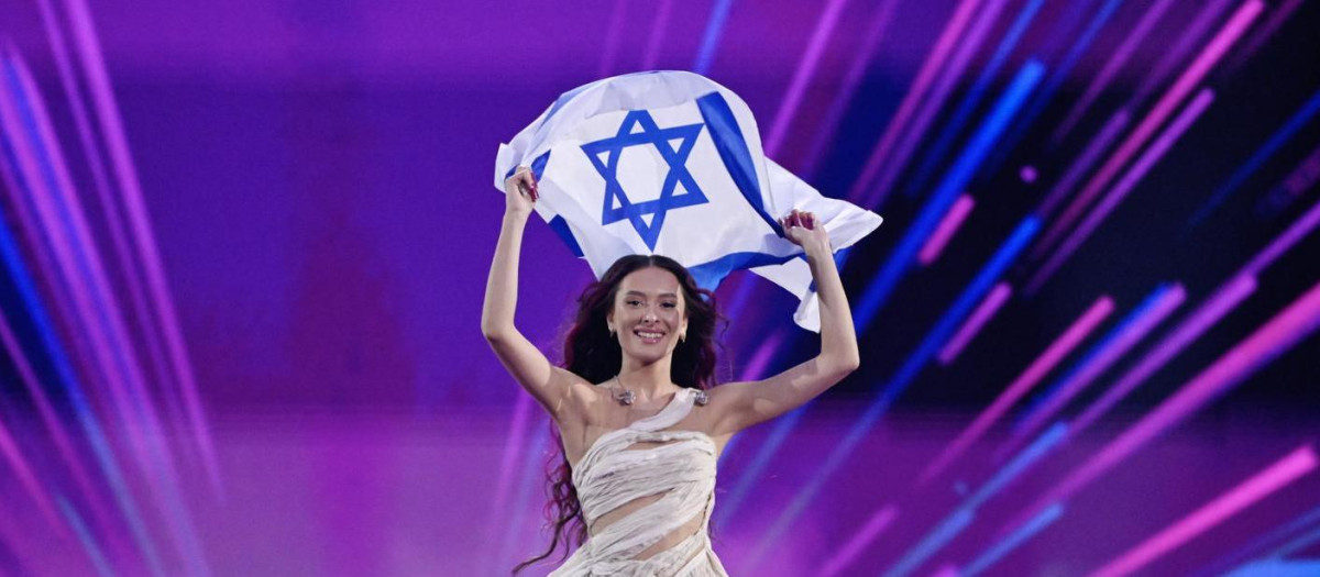 Eden Golan, con la bandera de Israel, el país que ha representado en la final de Eurovisión 2024