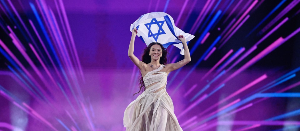 Eden Golan, con la bandera de Israel, el país que ha representado en la final de Eurovisión 2024