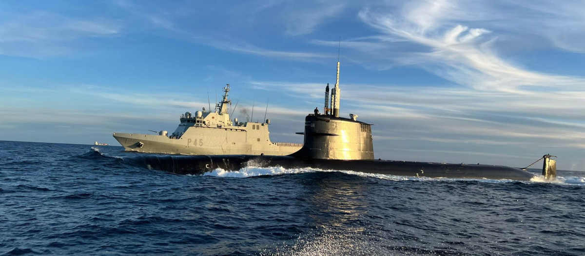 Impresionante imagen difundida por la Armada del submarino S-81 Isaac Peral y el buque de acción marítima Audaz