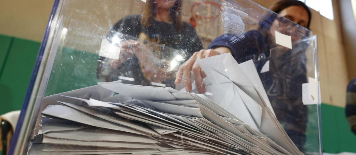 Los miembros de una mesa electoral de Barcelona abren las urnas para proceder al recuento de votos