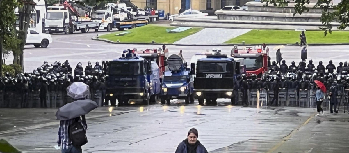 La policía se desplegó en la capital georgiana ante las manifestaciones contra una ley considerada represiva y prorrusa