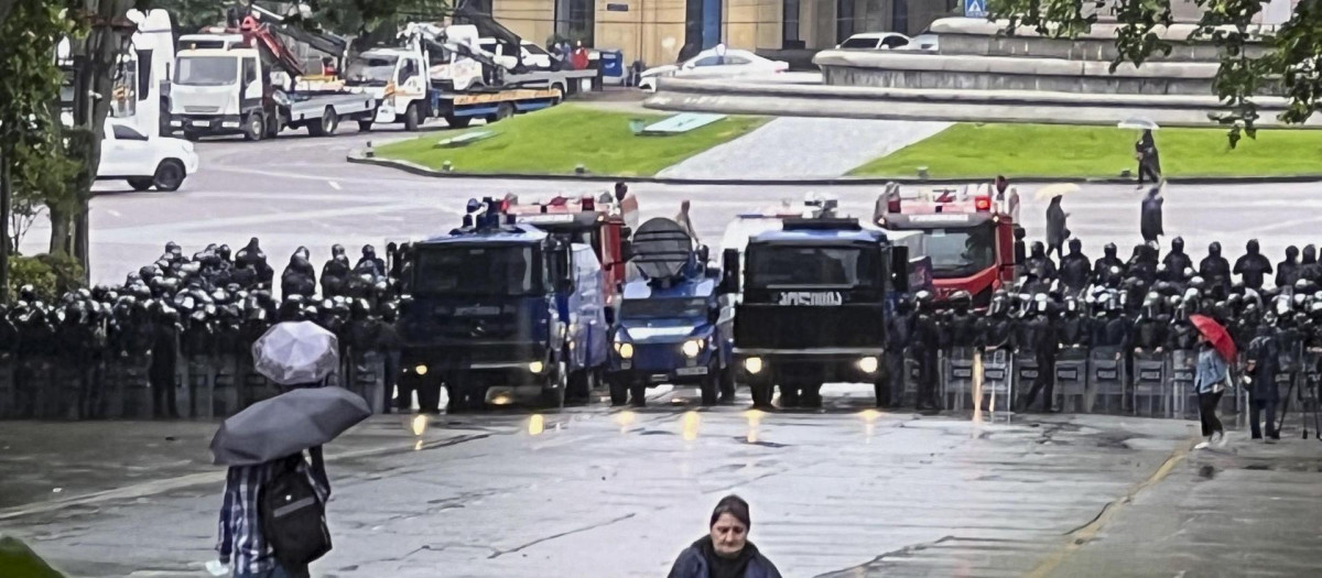 La policía se desplegó en la capital georgiana ante las manifestaciones contra una ley considerada represiva y prorrusa