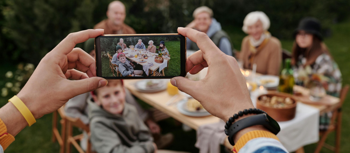 Una persona toma una foto de su familia para las redes sociales