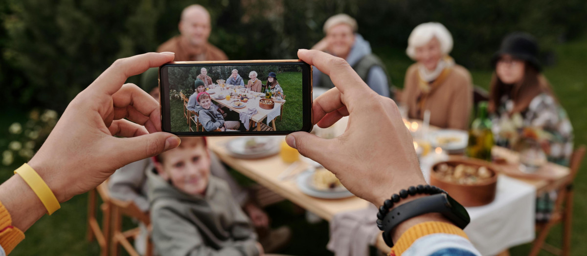 Una persona toma una foto de su familia para las redes sociales