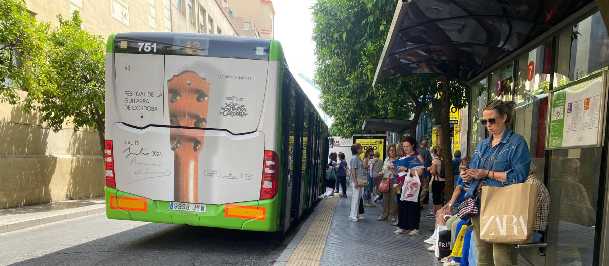 Pavimento podotáctil en una parada de autobús en Claudio Marcelo