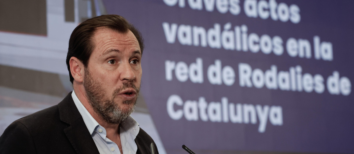El ministro de Transportes y Movilidad Sostenible, Óscar Puente, ofrece una rueda de prensa tras reunirse con el presidente de Renfe, Raül Blanco, y el presidente de Adif, Ángel Contrera