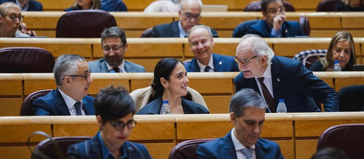 Los tres senadores de Vox durante una sesión plenaria
