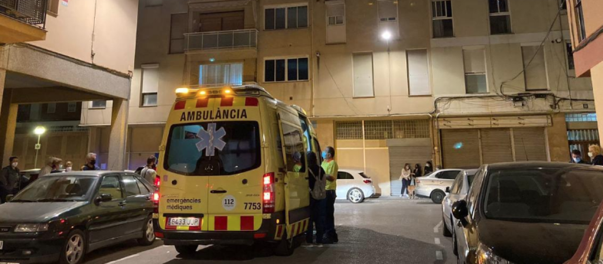 Una ambulancia atiende a familiares conmocionados por la muerte de la menor en Sant Joan Despí