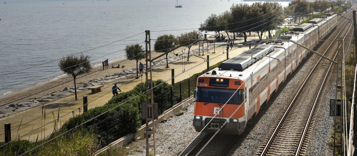 Imagen de archivo de un tren de Cercanías a su paso por Barcelona