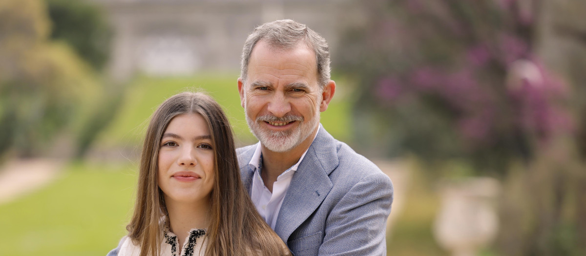 Los Reyes con sus hijas, en los jardines del Campo del Moro