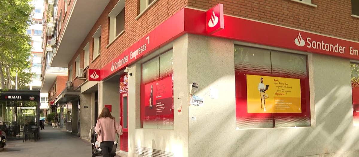 Fachada de una sucursal del banco Santander