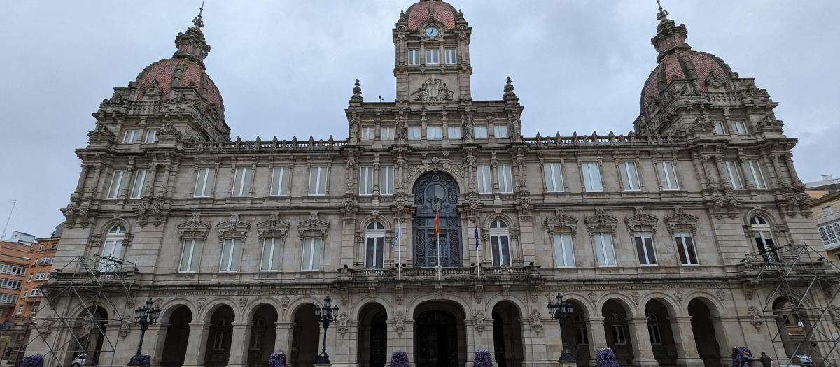 La fachada del Ayuntamiento de La Coruña, este lunes, sin ninguna bandera del Deportivo