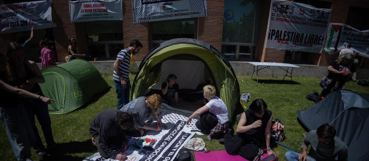 Varios estudiantes acampan para mostrar su apoyo al pueblo palestino y exigir el fin del conflicto en Gaza, en la Complutense