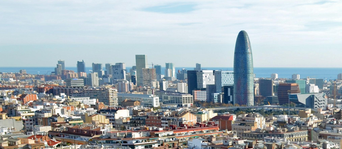 Vista de Barcelona, en la que destaca (dcha) el cilindro de la Torre Glòries.