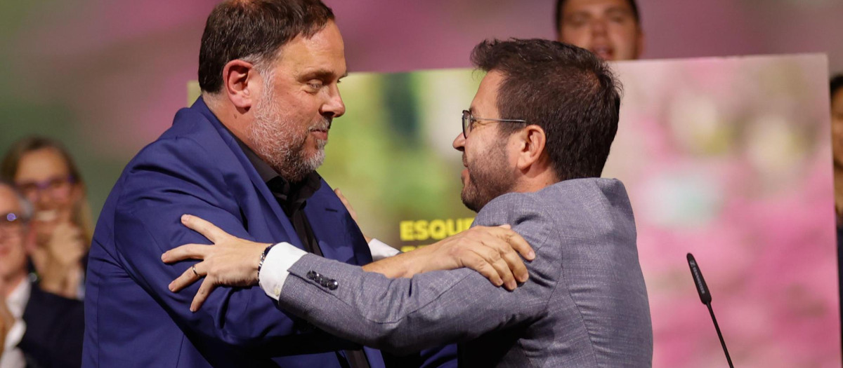 Oriol Junqueras abraza a Pere Aragonès, en un acto de campaña.