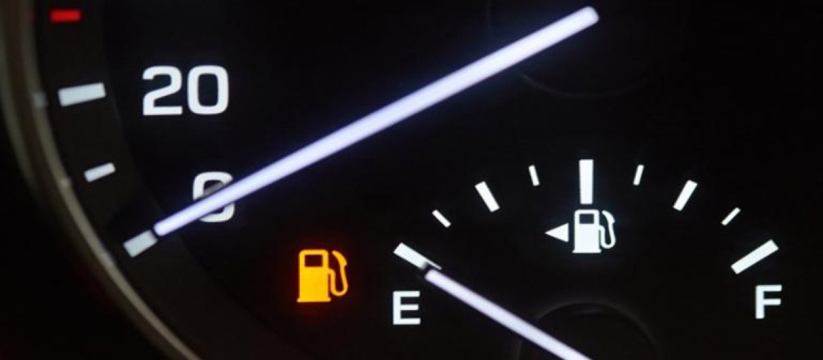 Conviene evitar que un coche circule con la reserva de combustible