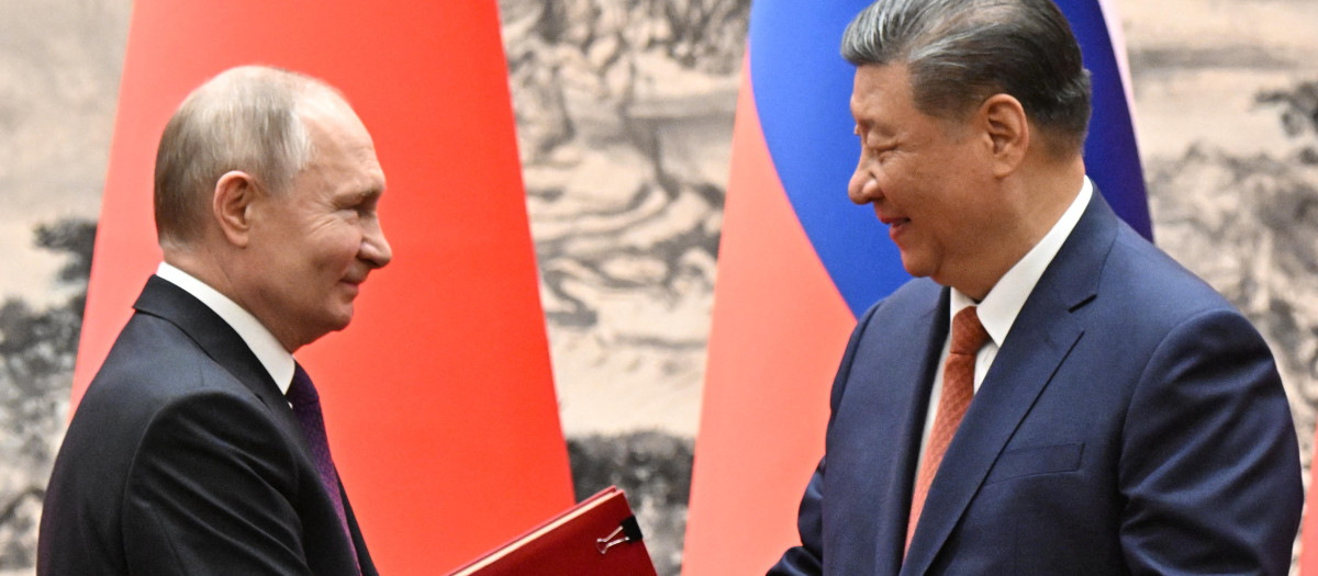 Xi Jinping estrecha la mano a Putin al recibirlo en Pekín