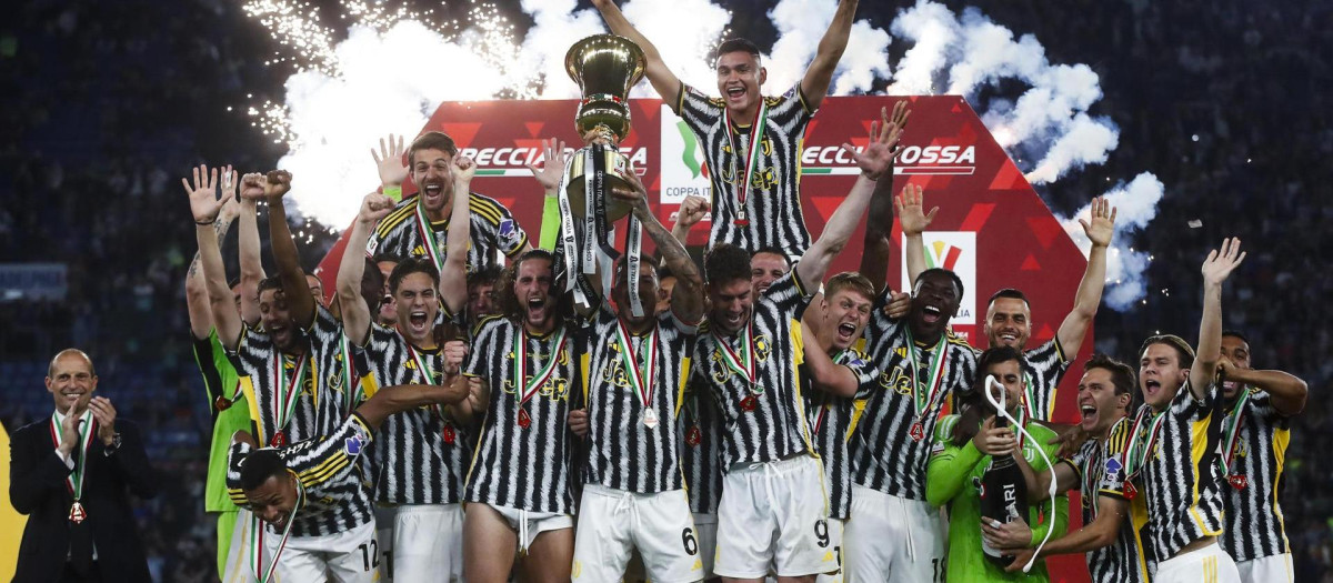Los jugadores de la Juventus celebran la Copa ganada