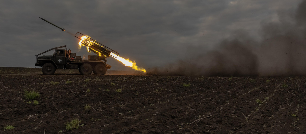 Un sistema de artillería ucraniano BM-21 Grad dispara contra las posiciones rusas al norte de Jarkov