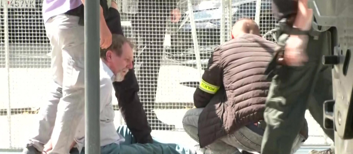 Personal de seguridad deteniendo al presunto autor de los disparos contra el primer ministro de Eslovaquia