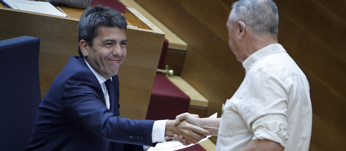 El presidente de la Generalitat Valenciana, Carlos Mazón, y el portavoz de Compromís, Joan Baldoví, en las Cortes regionales