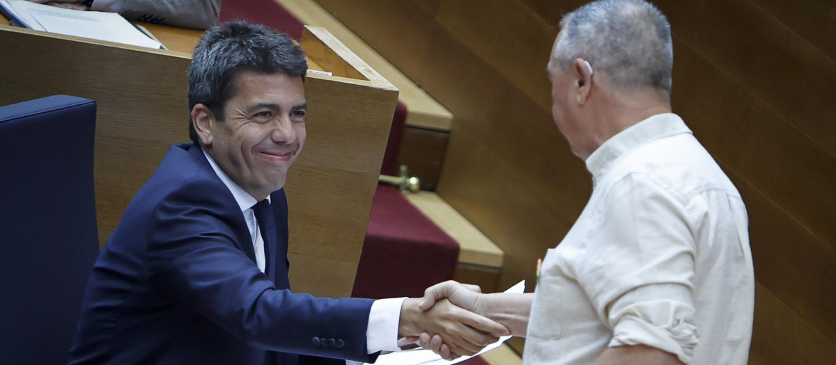 El presidente de la Generalitat Valenciana, Carlos Mazón, y el portavoz de Compromís, Joan Baldoví, en las Cortes regionales