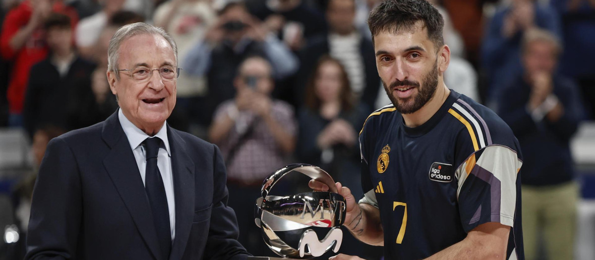 Campazzo recibe el trofeo MVP de las manos de Florentino Pérez
