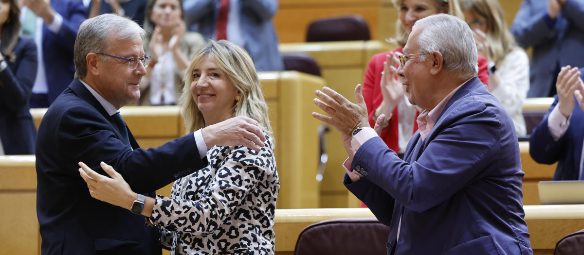 Antonio Silván recibe la felicitación de la portavoz del PP en el Senado, Alicia García, tras su intervención