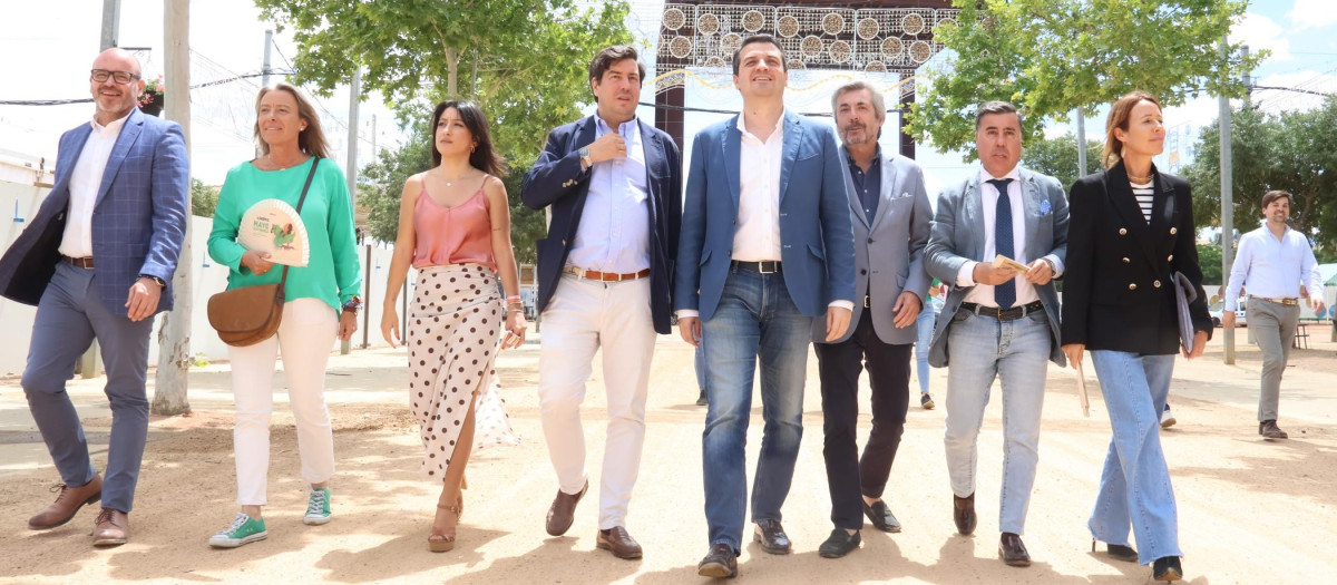 El alcalde, acompañado de miembros de su equipo, en el recinto del Arenal