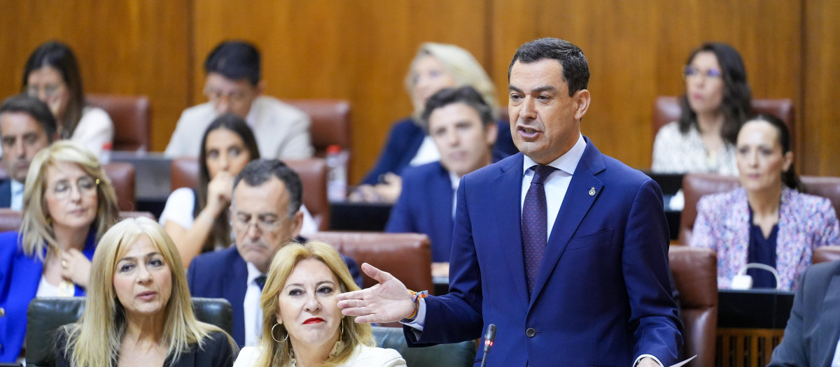 El presidente de la Junta de Andalucía, Juanma Moreno, en el pleno del Parlamento andaluz