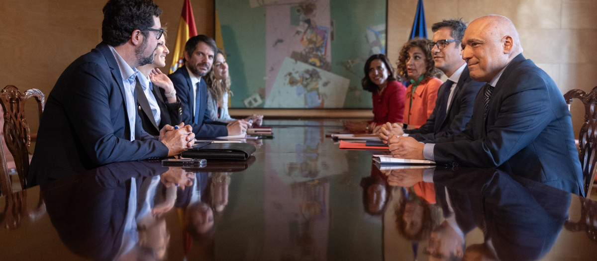 El secretario de Estado de Trabajo, Joaquín Pérez Rey (i), el ministro de Cultura, Ernest Urtasun (3i), la secretaria de Organización de Sumar, Lara Hernández (4i), la portavoz del PSOE, Esther Peña (4d), la vicesecretaria general del PSOE y ministra de Hacienda, María Jesús Montero (3d), y el ministro de la Presidencia, Justicia y Relaciones con las Cortes, Félix Bolaños (2d), durante la primera reunión de la comisión de seguimiento del pacto de coalición entre PSOE y Sumar, en el Congreso de los Diputados, a 16 de mayo de 2024, en Madrid (España). PSOE y Sumar se reúnen hoy por primera vez en la comisión de seguimiento de la coalición después de meses de tensiones entre los socios. La reunión llega tres meses después de que Yolanda Díaz la reclamase formalmente, sin que su petición haya sido atendida hasta el momento.
16 MAYO 2024;PSOE;SUMAR;ACUERDO;COALICIÓN;SEGUIMIENTO
Eduardo Parra / Europa Press
16/5/2024