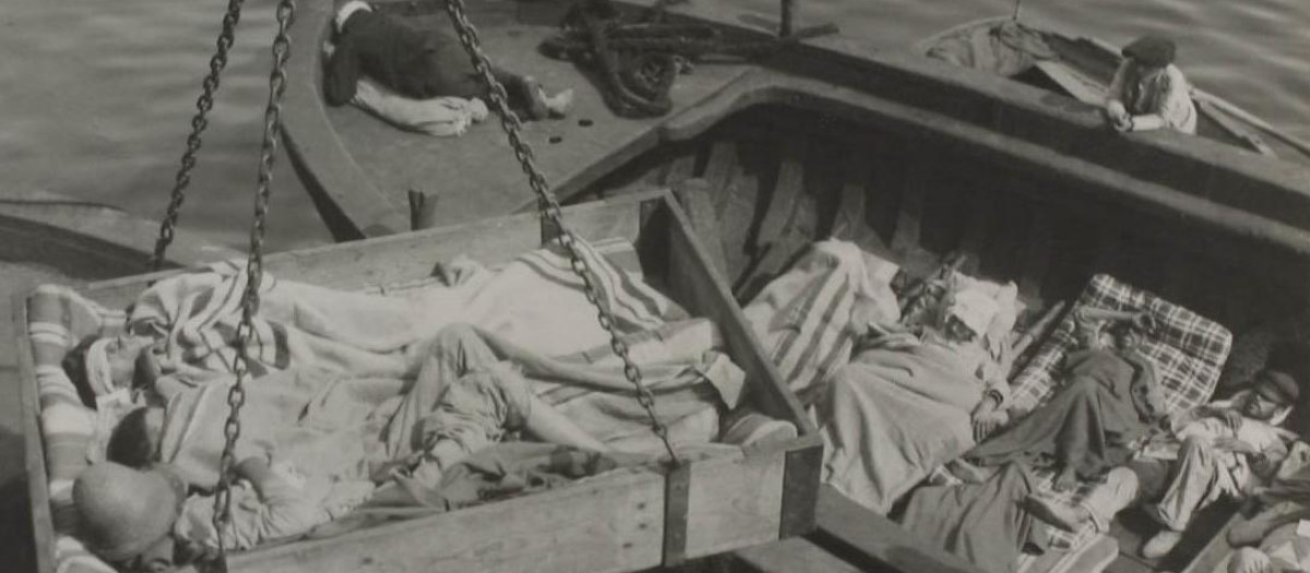 Soldados que son izados a un muelle del Puerto de La Coruña tras llegar de Cuba