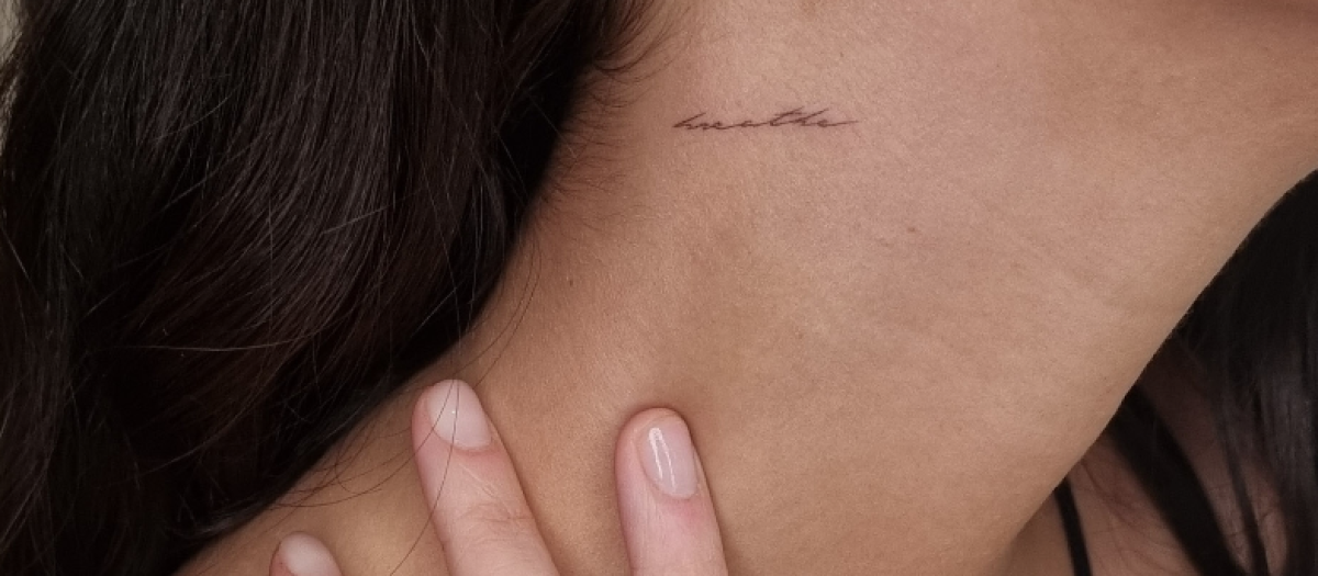 El tatuaje que luce en el cuello