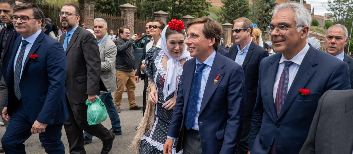 El alcalde de Madrid, José Luis Martínez Almeida (c), junto a la consejera de Cultura, Turismo y Deporte de la Comunidad de Madrid, Marta Rivera de la Cruz