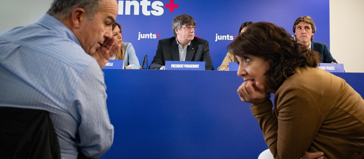 Puigdemont, en la reunión con su parlamentarios en Perpiñán.