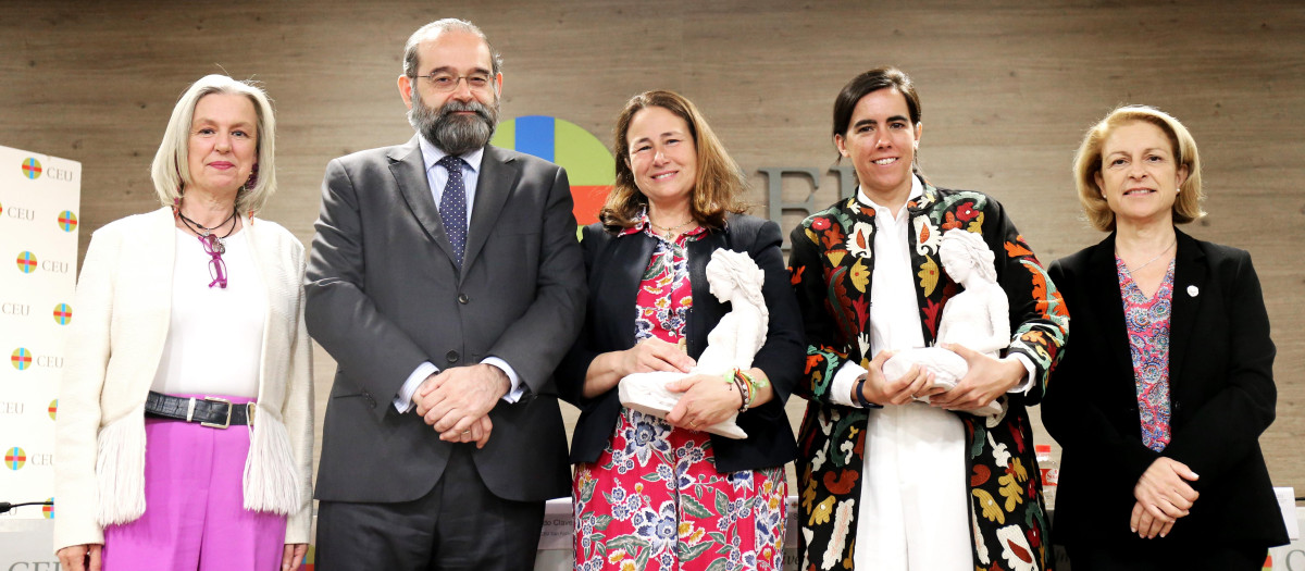 Las premiadas, junto con representantes del CEU