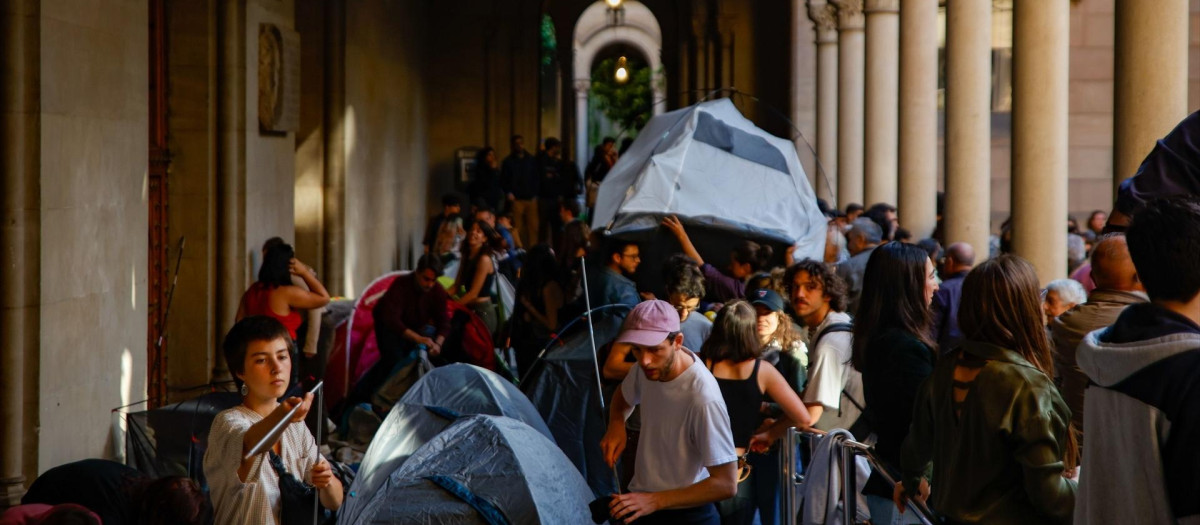 Varios estudiantes durante una sentada en el Edifici Històric de la Universitat de Barcelona, el 6 de mayo.