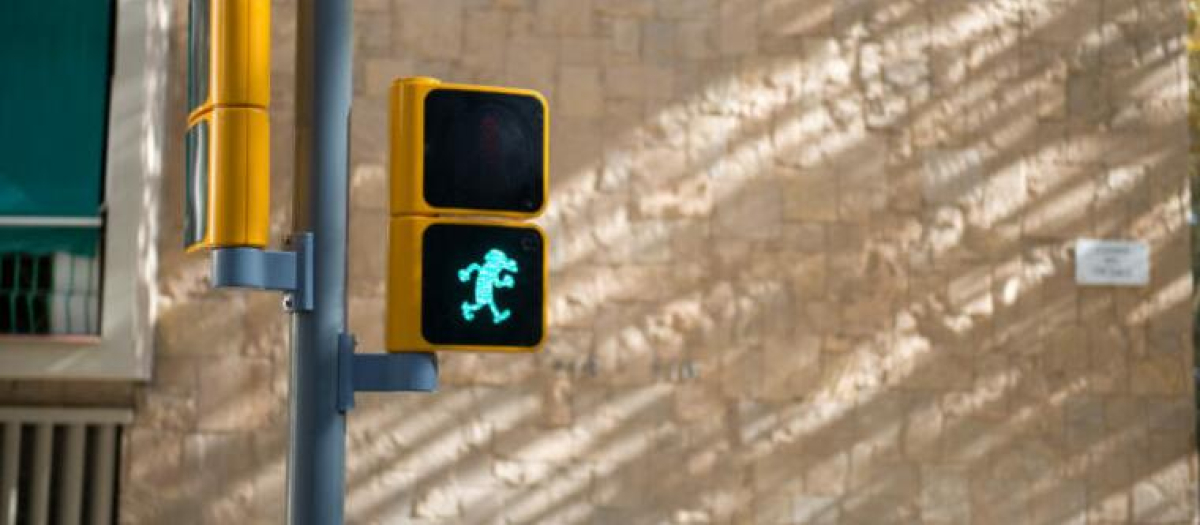 Un luminoso Mortadelo marca el paso de los peatones en el barrio de Sant Antoni.