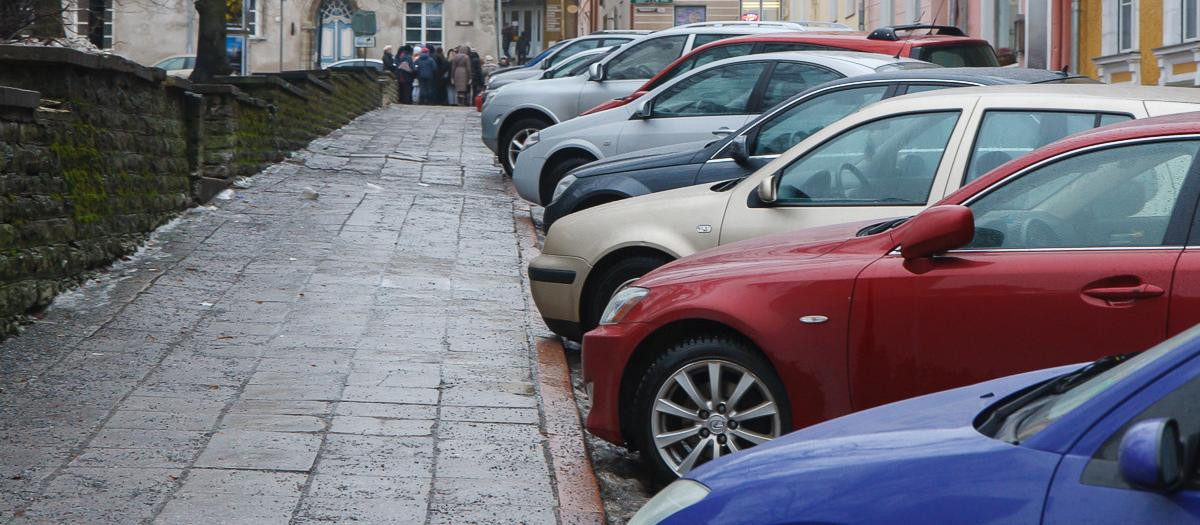 Dejar un coche aparcado en la calle sin más no es legal