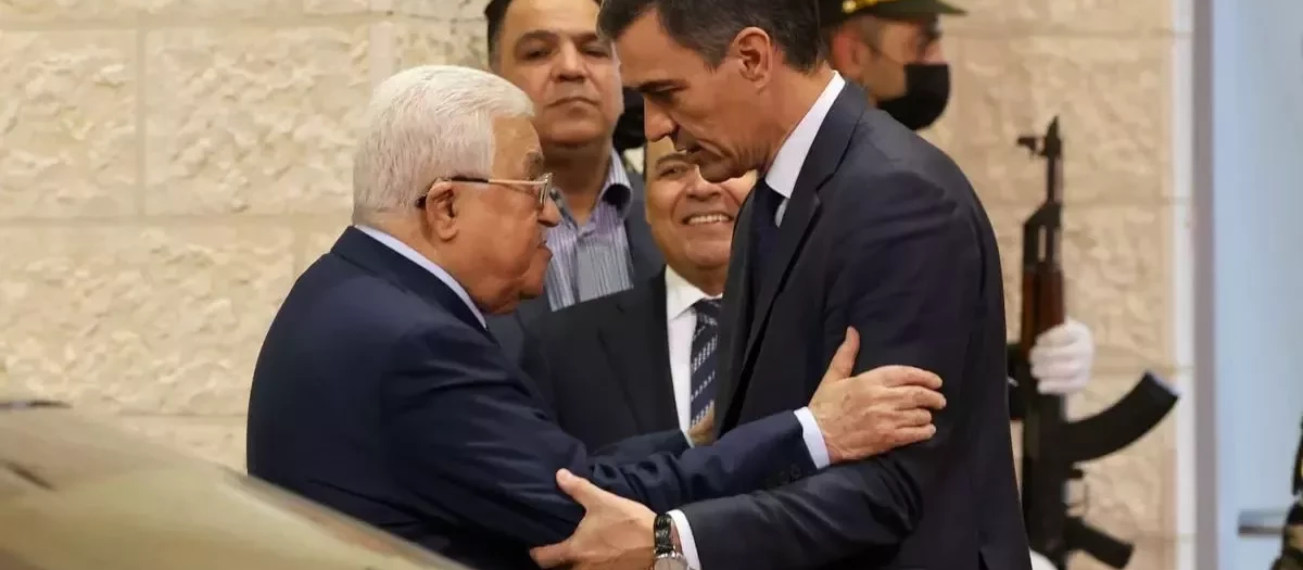 Pedro Sánchez y el presidente de la Autoridad Nacional Palestina, Mahmud Abás