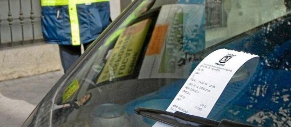 No es raro encontrarnos multas si dejamos el coche parado unos días