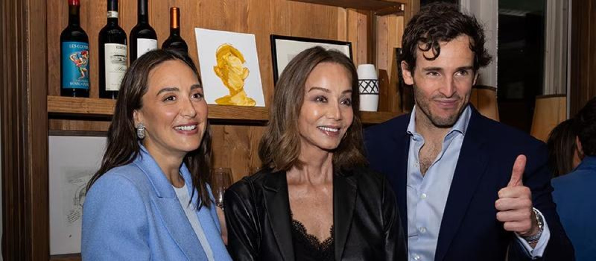 Isabel Preysler apoyó a su yerno Íñigo Onieva en la apertura de su restaurante Casa Salesas, ubicado en la calle de Fernando VI del céntrico barrio de Justicia de Madrid.