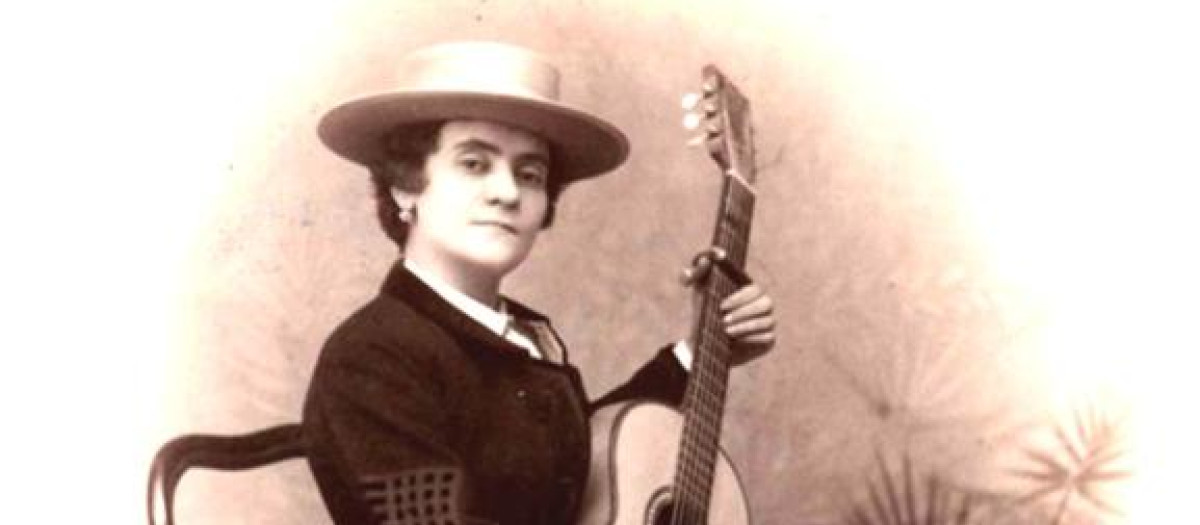La actriz Concha Cubas con guitarra y sombrero cordobés 1890.
Biblioteca Nacional. Sala Goya. Bellas Artes. Recoletos. Madrid